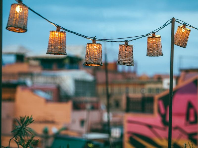 Éclairage extérieur : Comment illuminer votre espace extérieur pour les soirées estivales