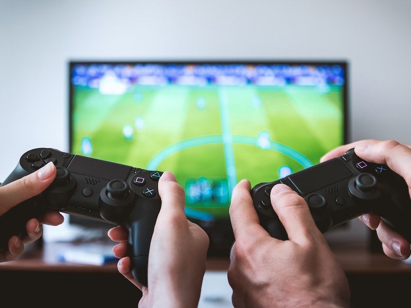 Transformez votre téléviseur en centre de divertissement : Guide pour choisir la meilleure console de jeu.
