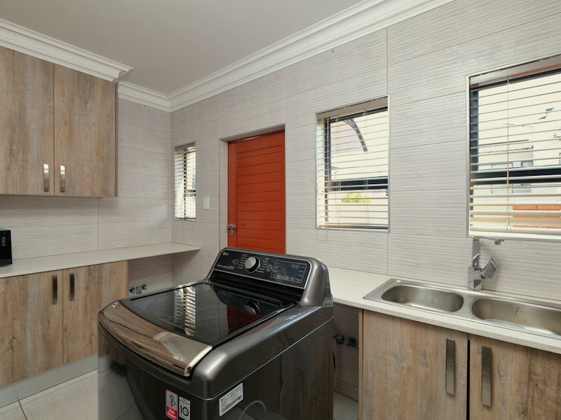 pexels-alexander-f-ungerer-20748738