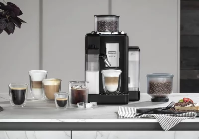 Expresso Rivelia Onyx Black + Carafe Mousseur de Lait + 2 Réservoirs à Grains Delonghi (EXAM440.55.B)