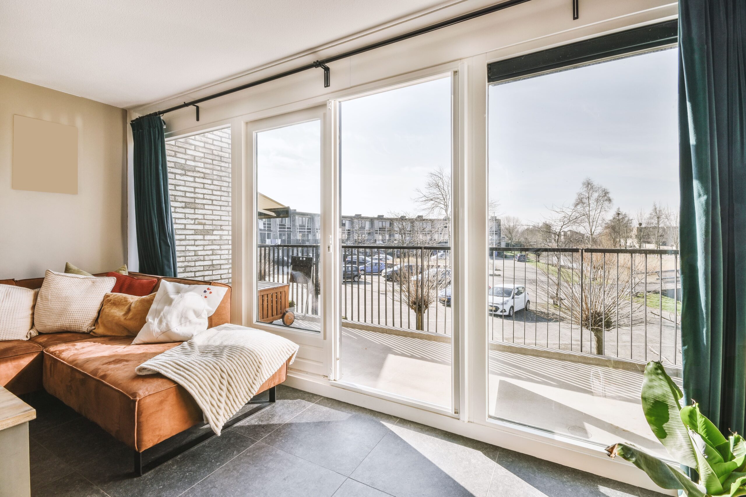 spacious-room-modern-apartment-min