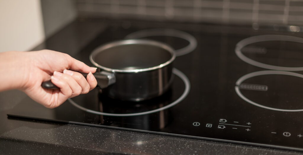 Les accessoires indispensables pour optimiser l’utilisation de sa plaque de cuisson