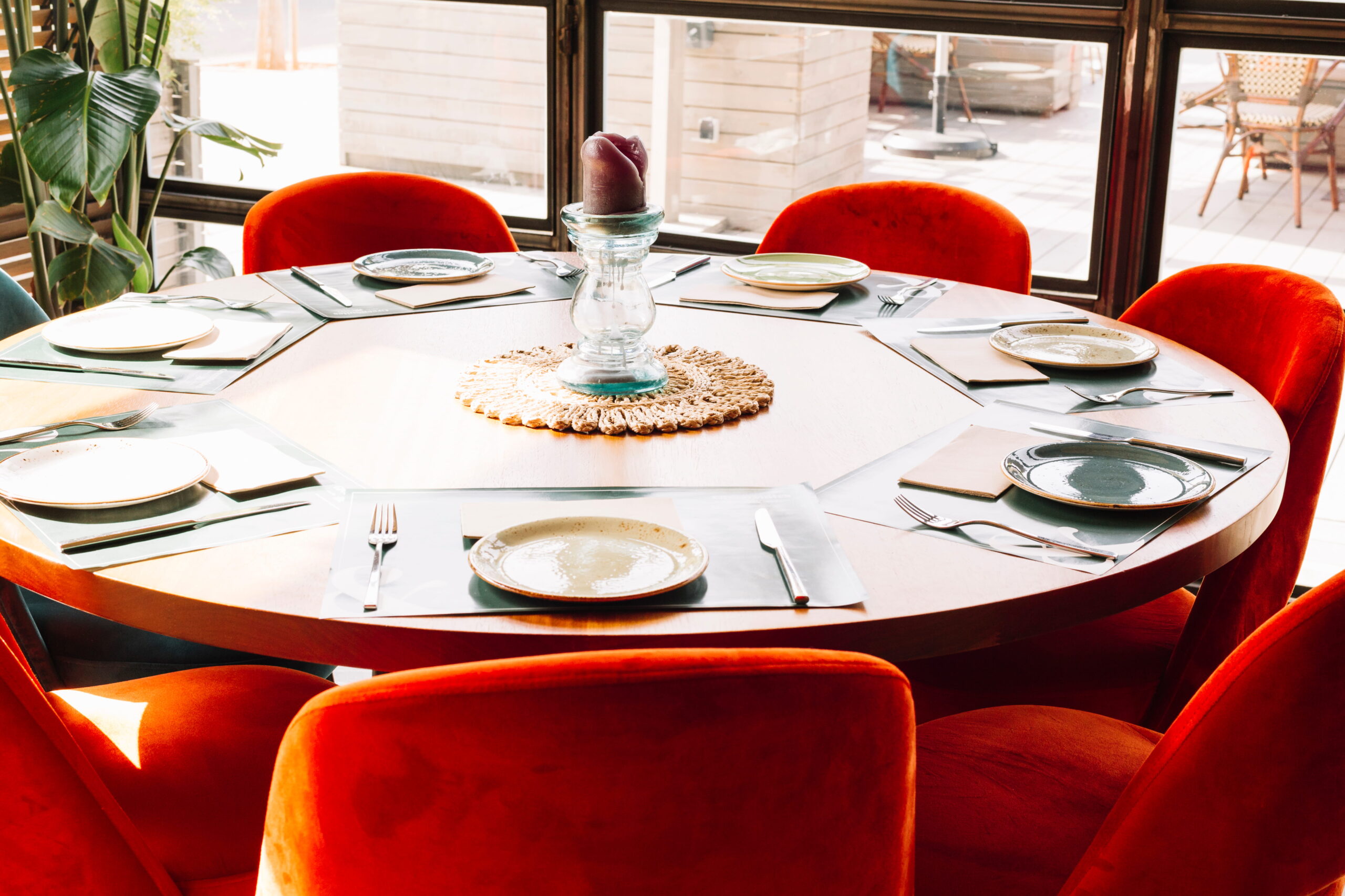 round-table-arrangement-restaurant (1)