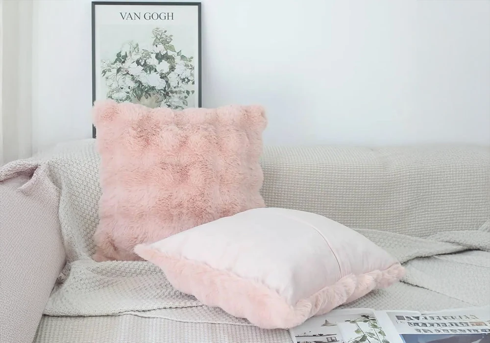 Coussin Décoratif Rose en Fausse Fourrure – 45 x 45 cm Coussins Votre Magasin de Meuble et Électroménager à La Réunion !