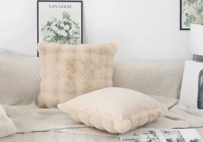 Coussin Décoratif Beige en Fausse Fourrure – 45 x 45 cm