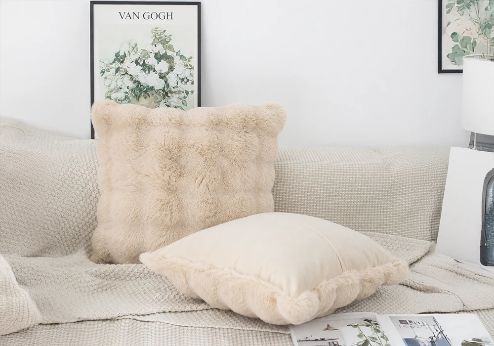 Coussin Décoratif Beige en Fausse Fourrure – 45 x 45 cm Coussins Votre Magasin de Meuble et Électroménager à La Réunion !