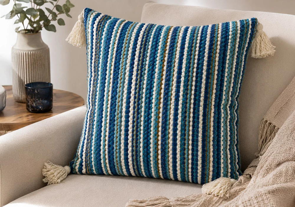 Coussin Décoratif MIRA Tissé Bleu & Blanc à Pompons Coussins Votre Magasin de Meuble et Électroménager à La Réunion !