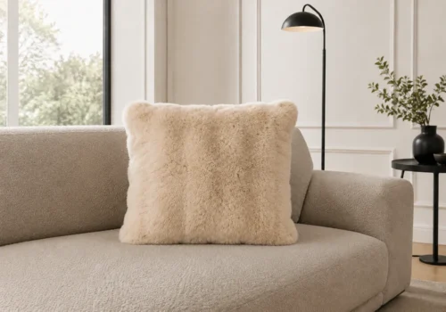 Coussin Décoratif Beige en Fausse Fourrure 45 cm Coussins Votre Magasin de Meuble et Électroménager à La Réunion !