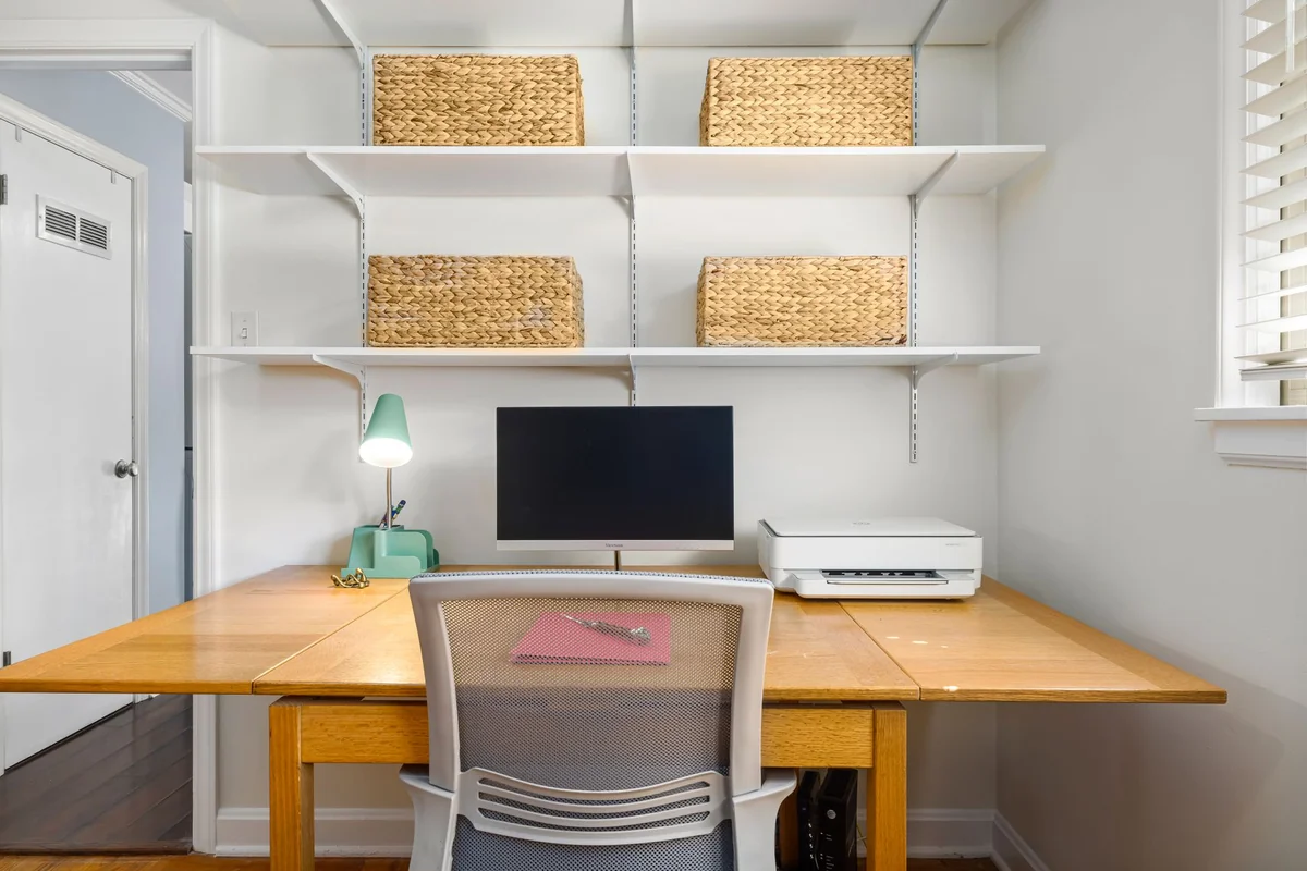 Coin bureau organisé avec étagères et rangements