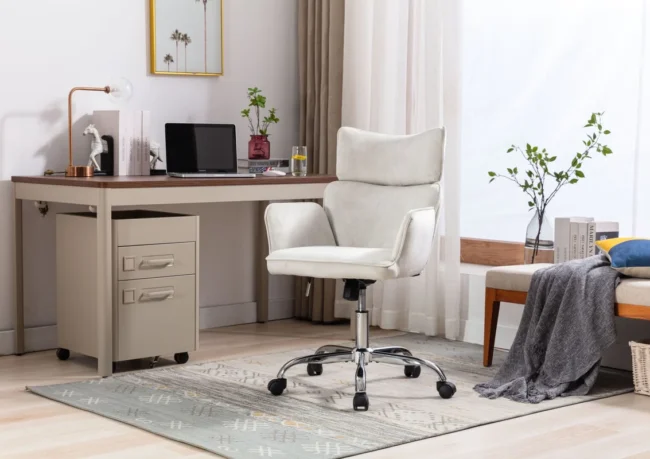 Bureau à domicile aménagé dans une pièce lumineuse