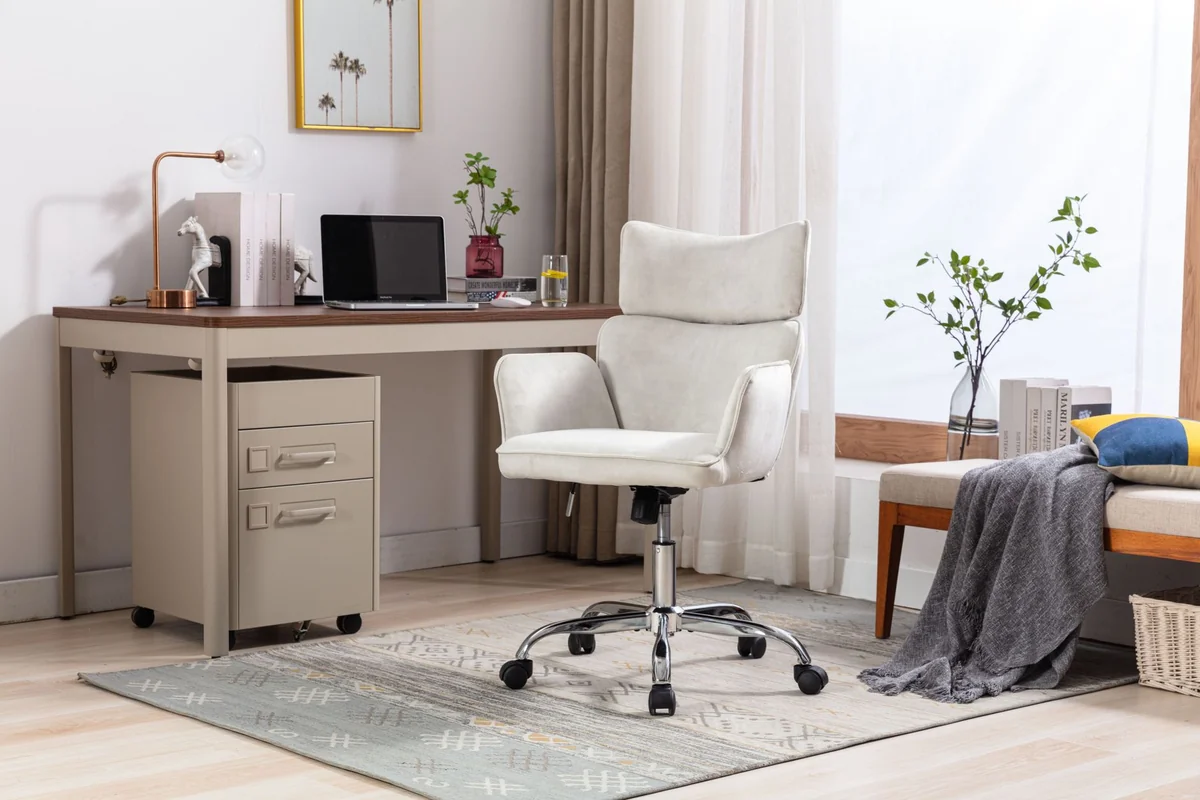 Bureau à domicile aménagé dans une pièce lumineuse