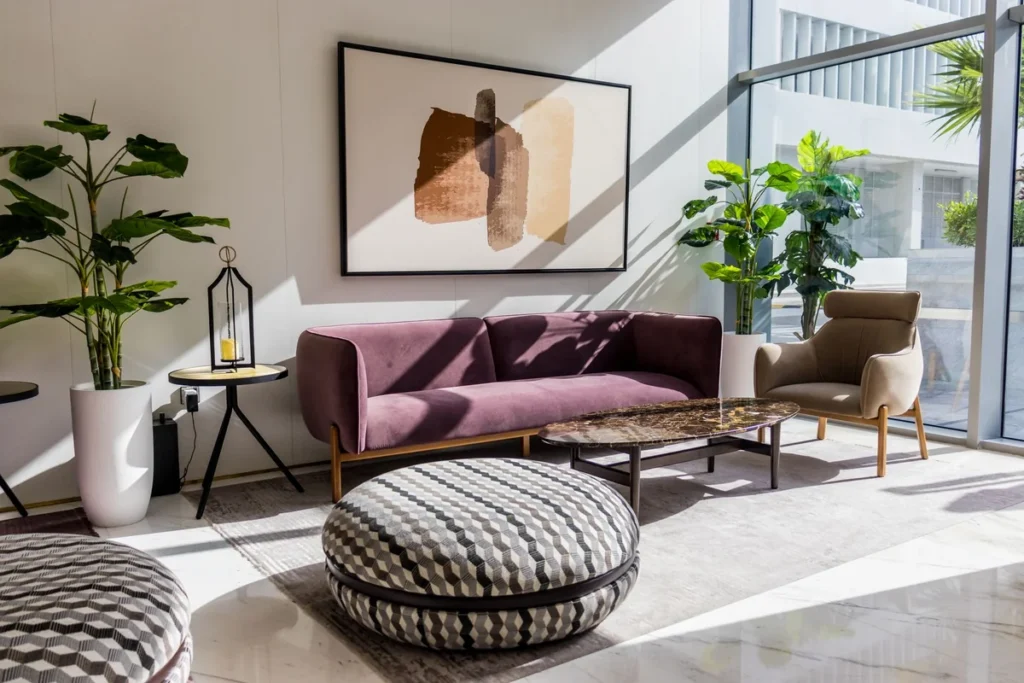 Canapé en tissu dans un salon lumineux et végétalisé