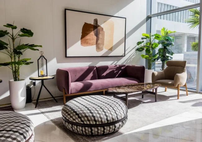 Canapé en tissu dans un salon lumineux et végétalisé