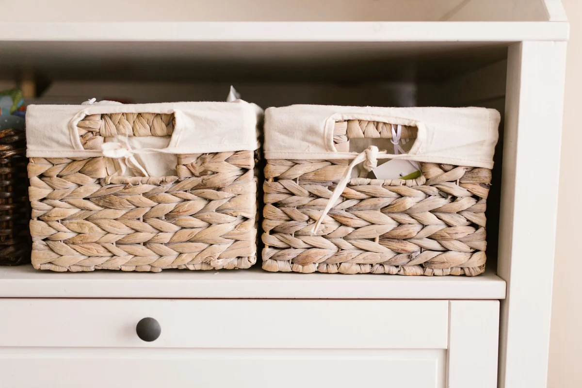 Commode à langer avec paniers de rangement