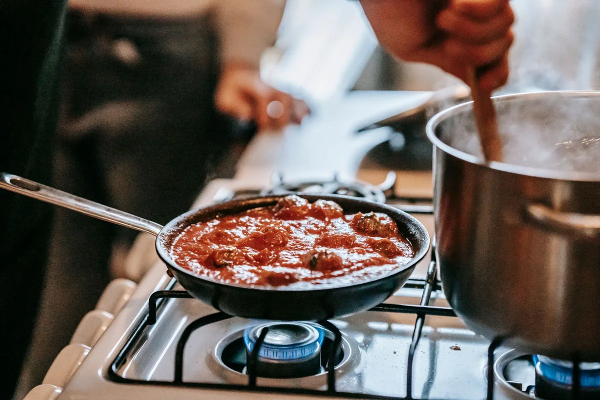 Cuisson d'une poêle sur une plaque à gaz