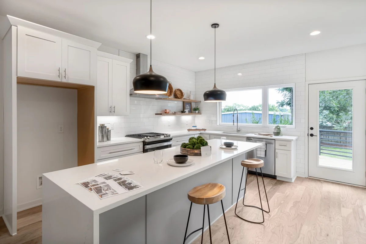 Cuisine lumineuse avec îlot central et hotte