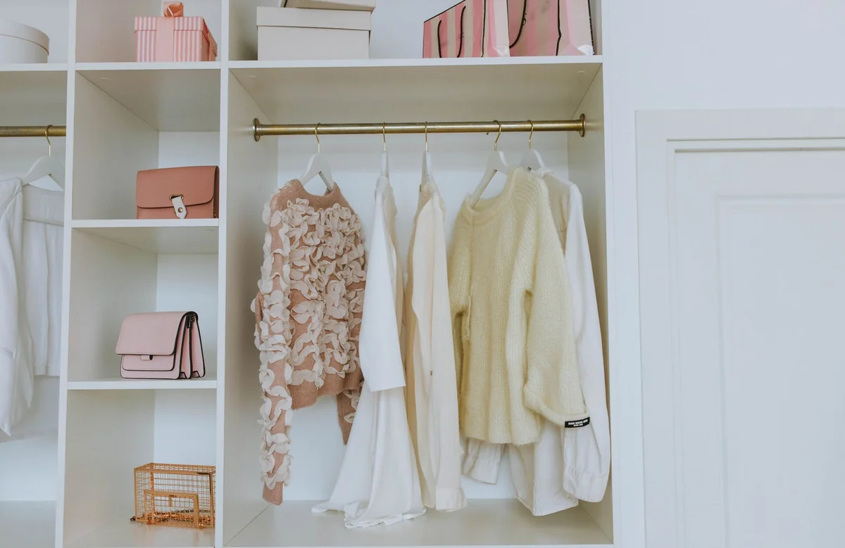 Armoire ouverte avec vêtements rangés et aérés