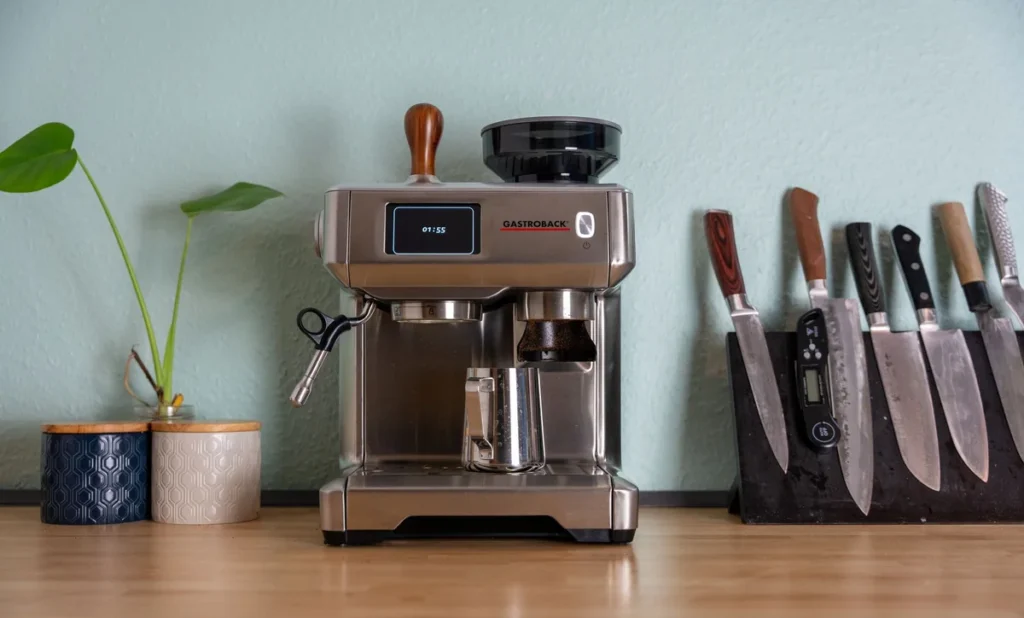 Machine à café expresso posée sur un plan de travail en bois