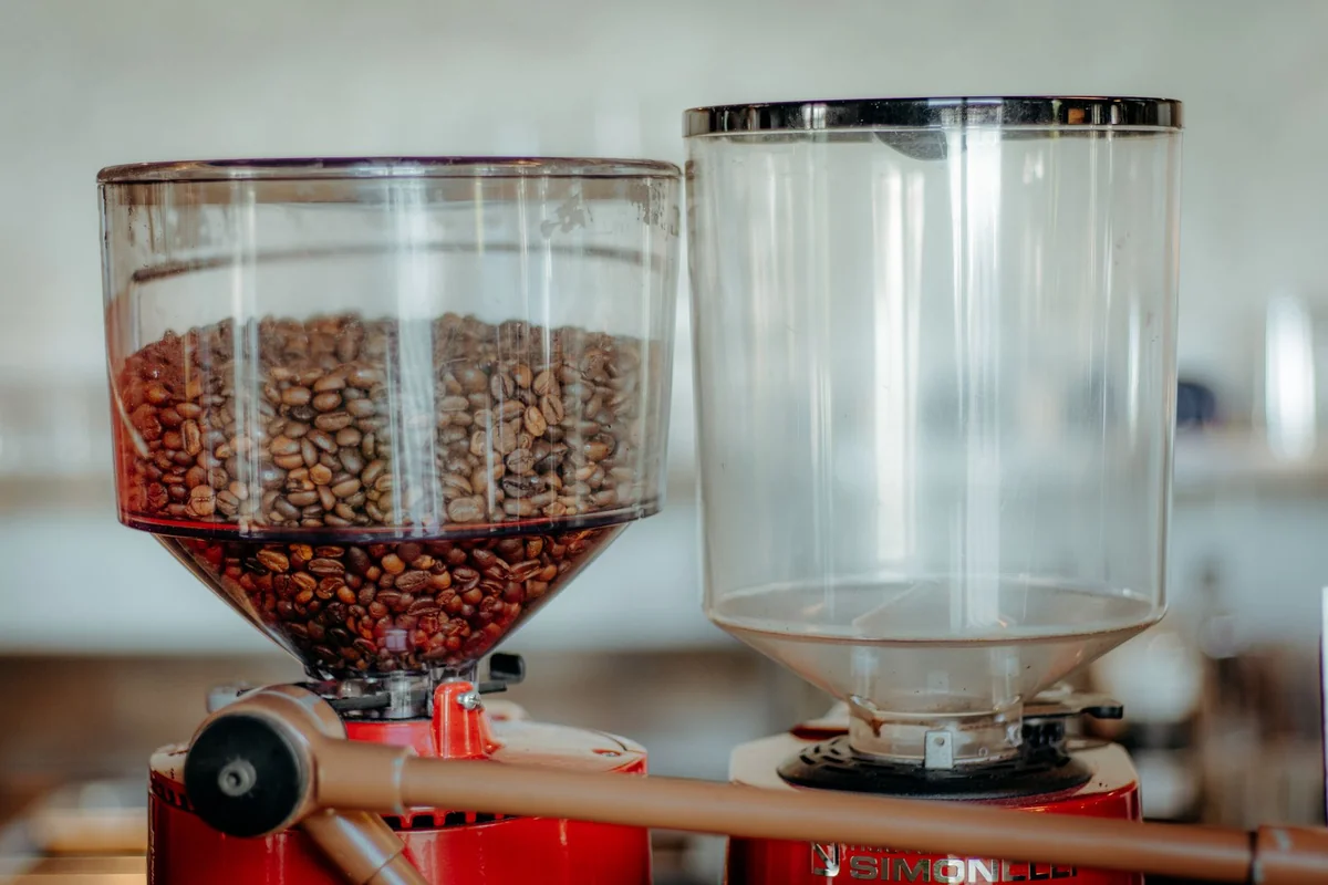 Moulin à café rempli de grains avant extraction