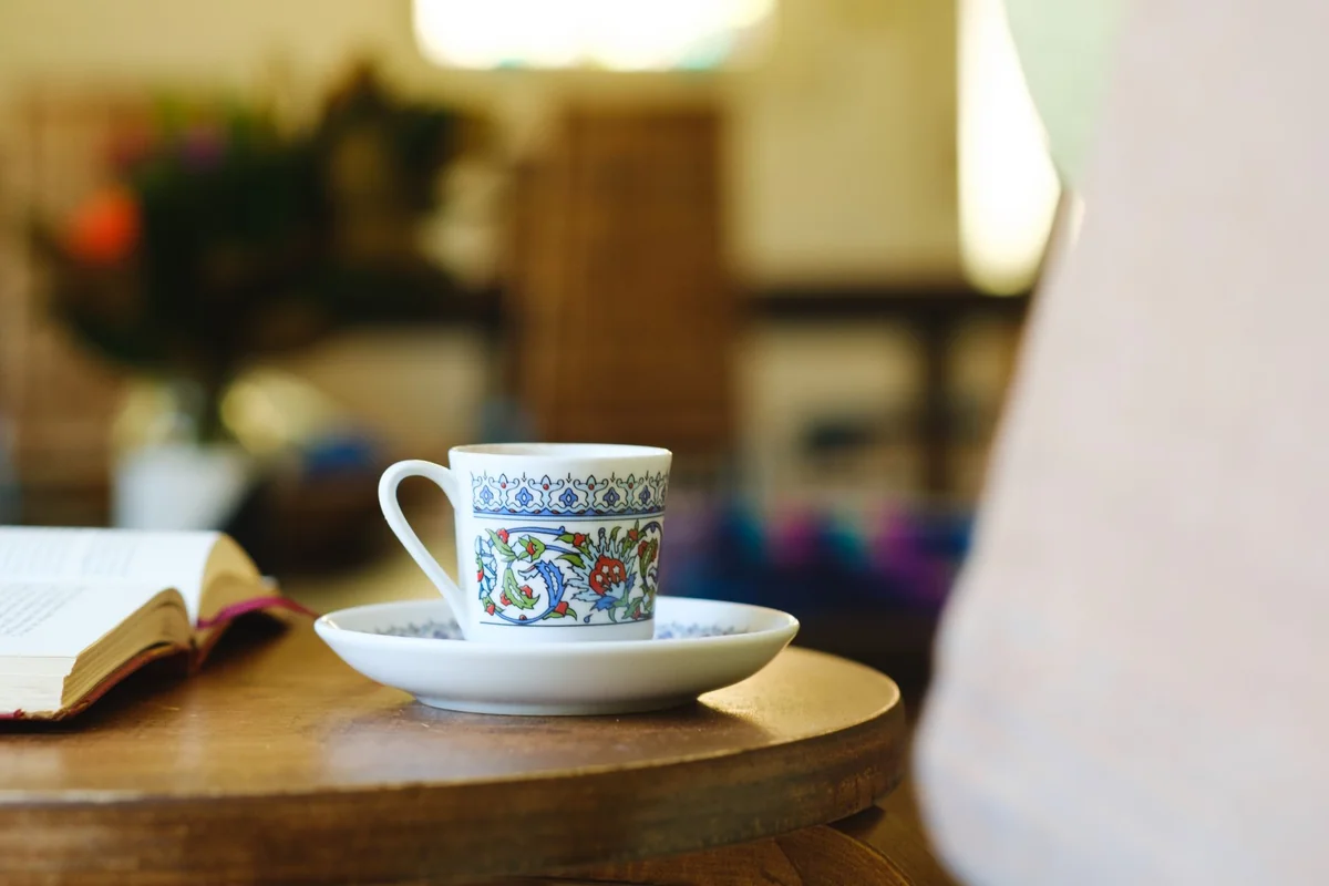 Tasse de café servie sur une table en bois