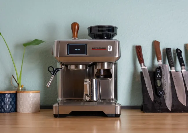 Machine à café expresso posée sur un plan de travail en bois