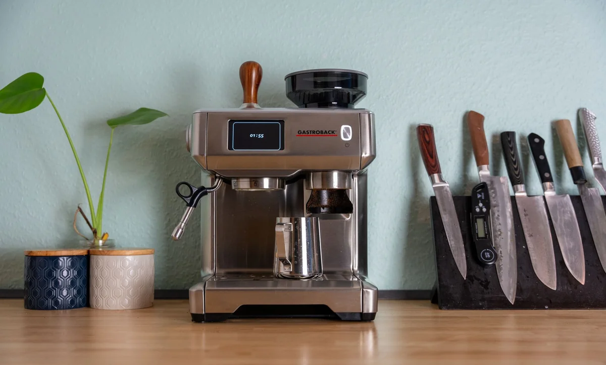 Machine à café expresso posée sur un plan de travail en bois