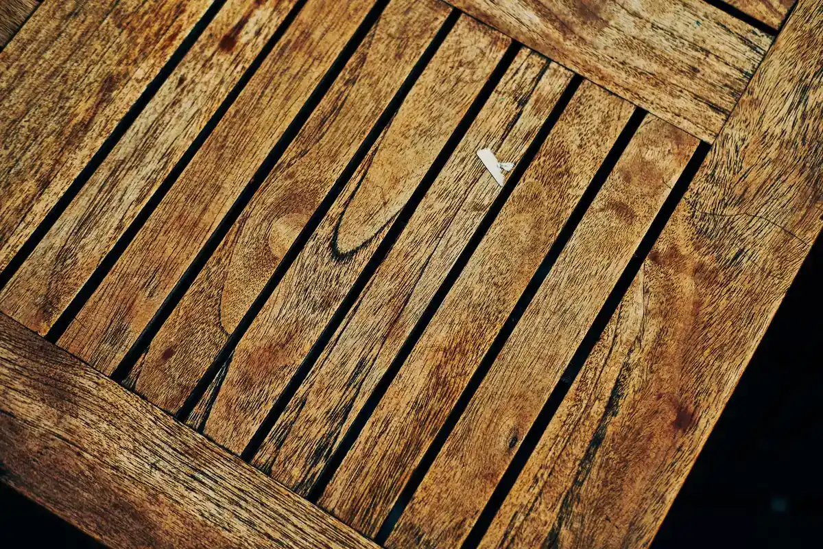 Plateau en lattes de bois d'une table de jardin