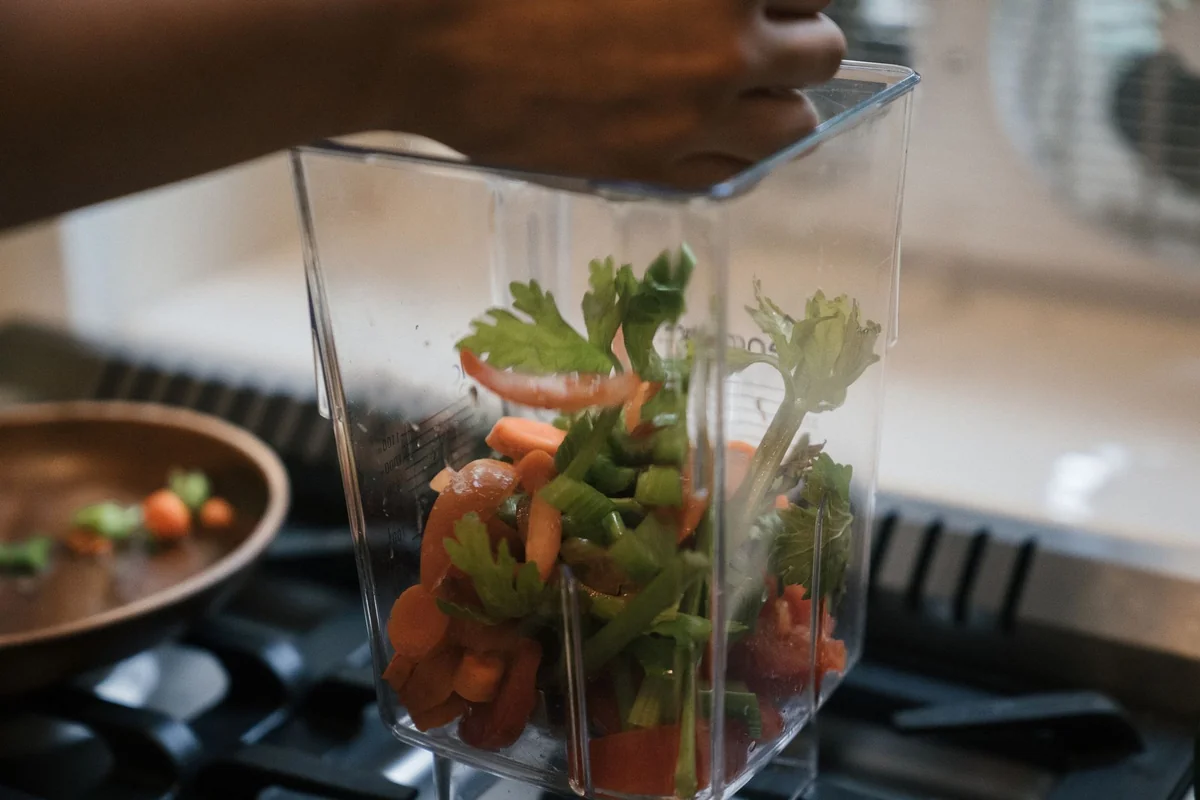 Bol d'un robot de cuisine rempli de légumes frais