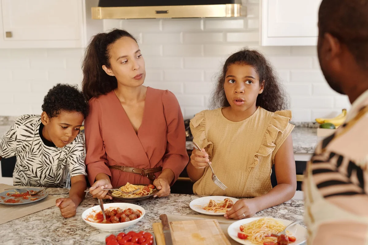 Repas fait maison partagé en famille autour de la table