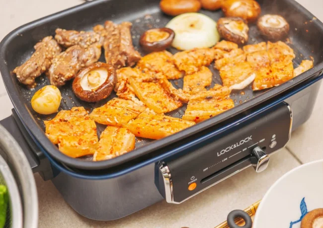 Multicuiseur électrique en cours de cuisson sur un plan de travail
