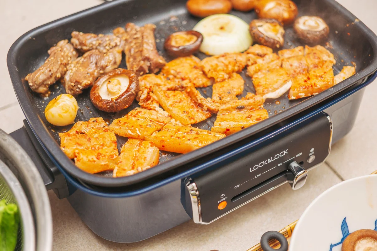 Multicuiseur électrique en cours de cuisson sur un plan de travail