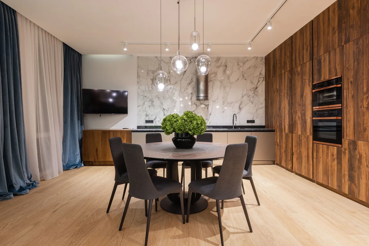 Table à manger ronde dans une salle à manger contemporaine