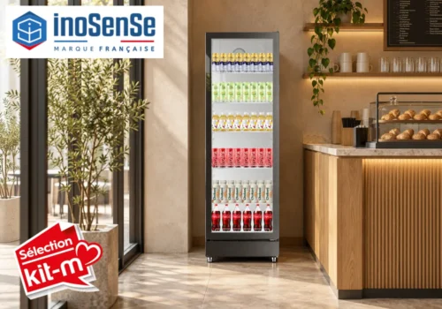 Vitrine à boissons INOSENSE noire 1 porte vitrée garnie de canettes et bouteilles dans un café lumineux