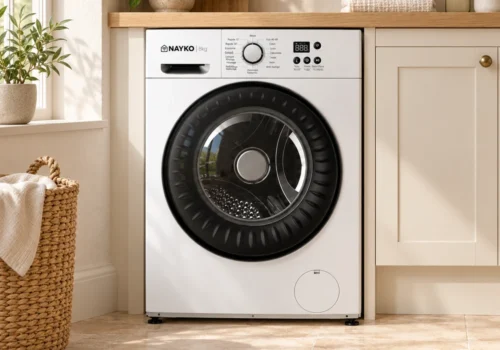 Lave-linge séchant NAYKO 8/5 kg blanc à hublot noir, installé dans une buanderie lumineuse