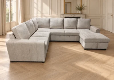 Salon d'angle panoramique convertible en tissu texturé beige clair, angle à gauche et méridienne à droite