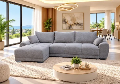 Salon d'angle convertible FREDO en tissu gris, méridienne à gauche, dans un salon lumineux avec vue mer