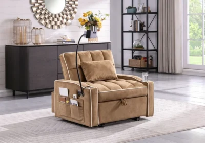 Fauteuil convertible MARUA en microfibre camel avec passepoils blancs, dans un salon lumineux