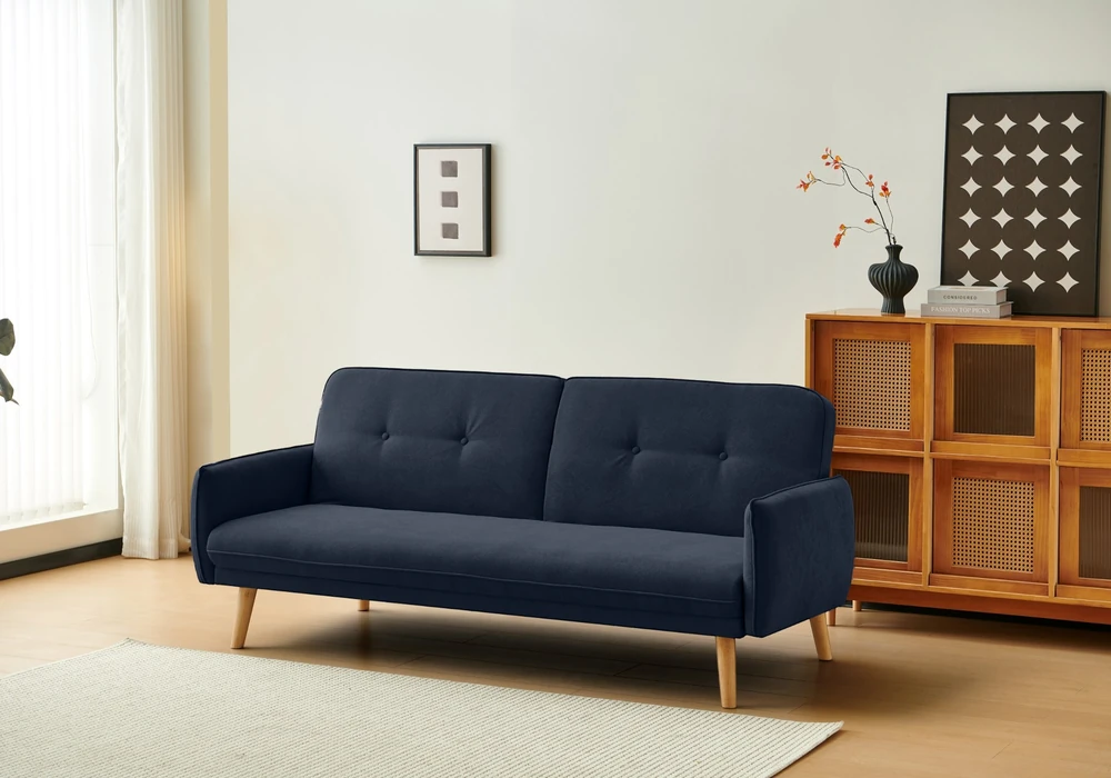 40193 Canapé-lit convertible SERAFIN en tissu bleu marine foncé, pieds en bois naturel, dans un salon lumineux