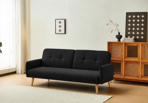 Canapé-lit convertible SERAFIN en tissu noir avec pieds en bois naturel, dans un salon lumineux