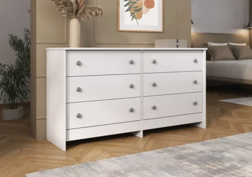 Commode blanche 6 tiroirs à boutons ronds argentés, dans une chambre au parquet en chevrons