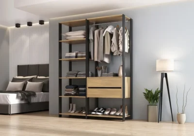 Dressing ouvert coloris naturel et montants noirs avec penderie, étagères, 2 tiroirs et chaussures, dans une chambre