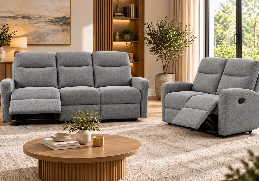 Salon BERIA en tissu microfibre gris, canapé 3 places et canapé 2 places avec relax ouverts, dans un salon lumineux