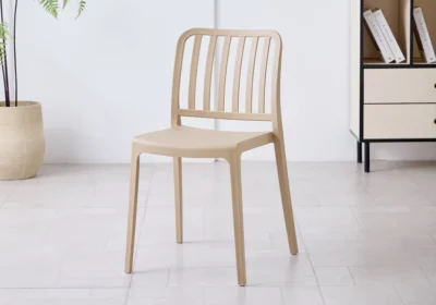 Chaise SORA en polypropylène beige, dossier ajouré à lattes verticales, dans une pièce lumineuse