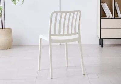 Chaise SORA en polypropylène blanc, dossier ajouré à lattes verticales, dans une pièce lumineuse