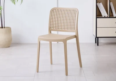 Chaise TESSA en polypropylène beige, dossier ajouré à motif quadrillé, dans une pièce lumineuse
