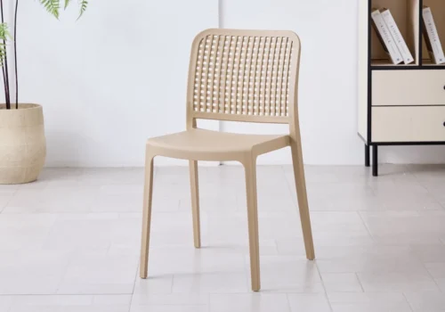 Chaise TESSA en polypropylène beige, dossier ajouré à motif quadrillé, dans une pièce lumineuse