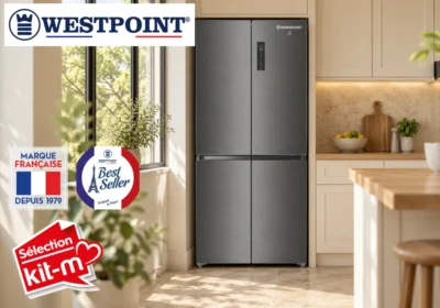 Réfrigérateur 4 portes Westpoint W4FT-49E26.EDX gris inox installé dans une cuisine beige lumineuse