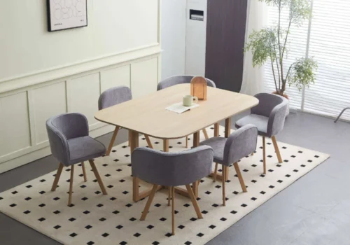 Ensemble table à manger MERIVE effet chêne clair avec 6 chaises en tissu gris, dans une salle à manger lumineuse