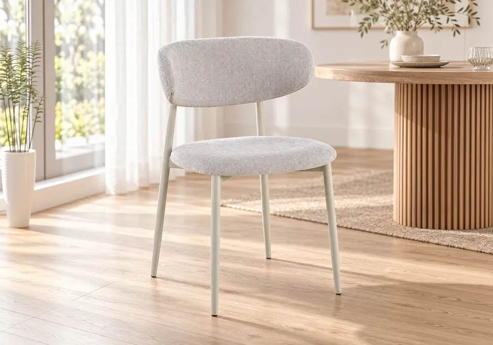 42213 Chaise AERIA en tissu texturé clair et métal beige clair, dans une salle à manger lumineuse