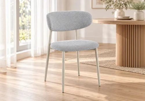 Chaise AERIA Gris en tissu texturé gris clair et métal beige clair, dans une salle à manger lumineuse